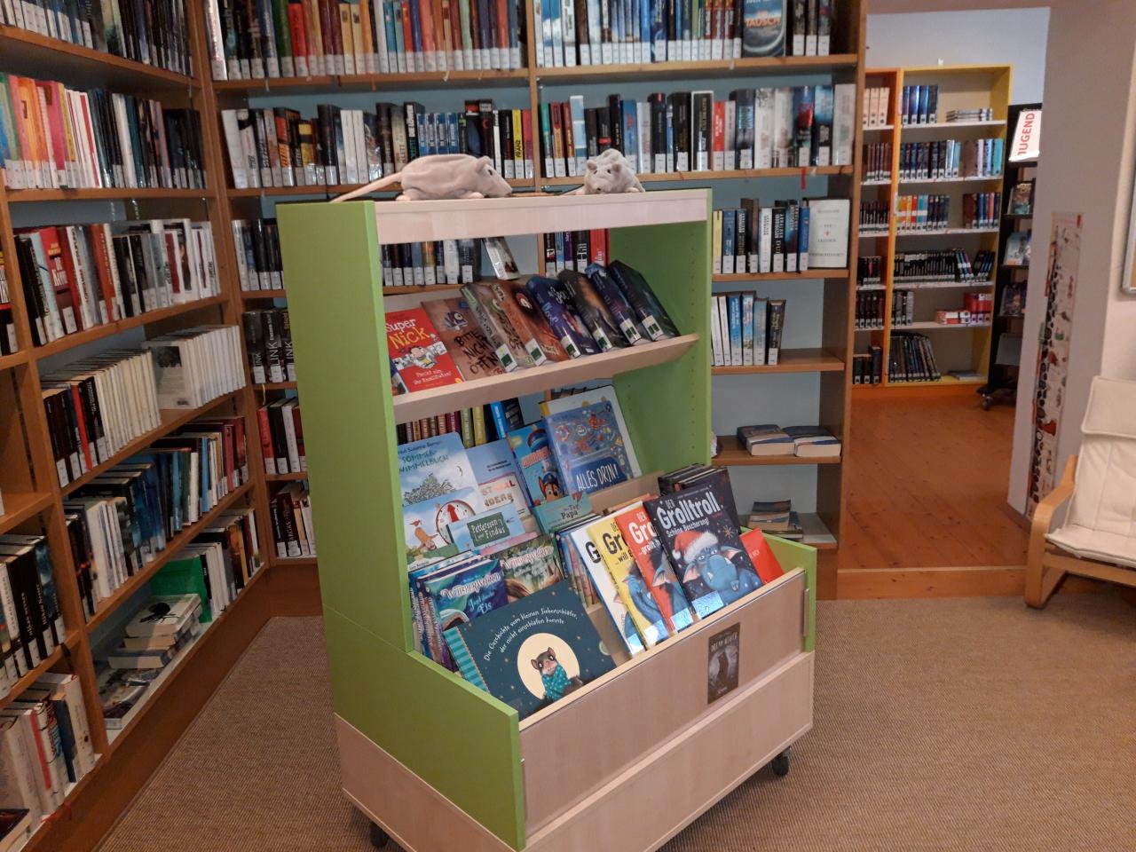 Buntes Kinderregal mit den aktuellen Kinderbüchern der Bücherei Scheibbs