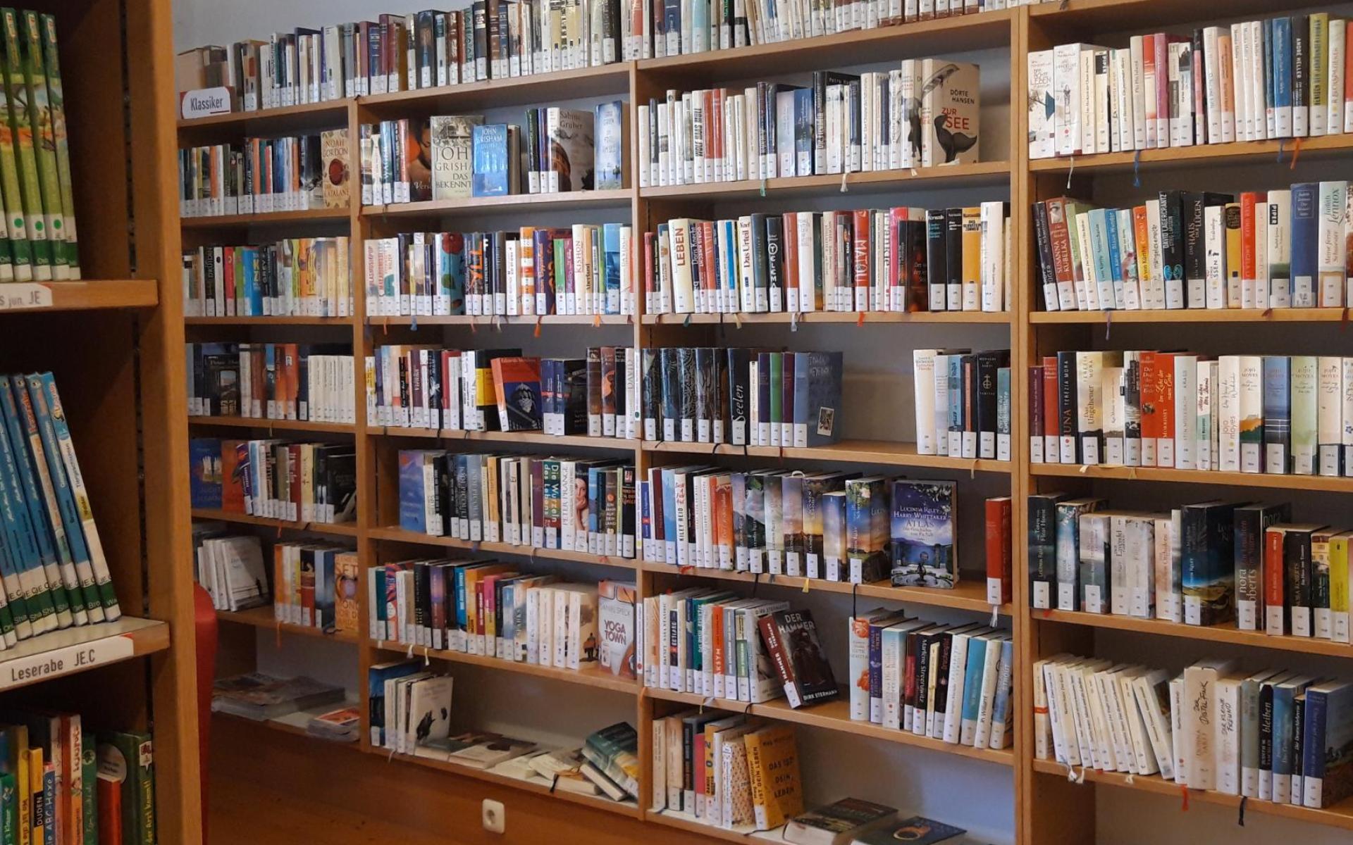 Bücherregale der Stadtbücherei Scheibbs